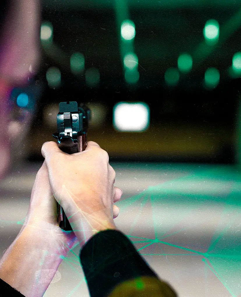 Mãos empunhando uma pistola na linha de tiro