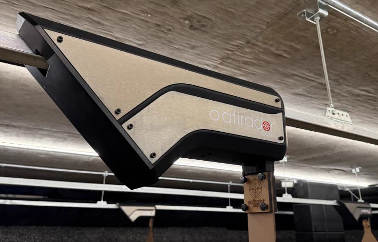 Transportador TANK montado no trilho, no teto de um estande de tiro